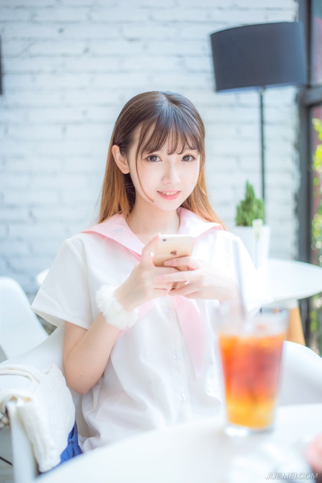 人，不经过长夜的痛哭，是不能了解人生的，我们将这些苦痛当作一种功课和学习，直到有一日真正的感觉成长了时，甚而会感谢这种苦痛给我们的教导。——三毛《亲爱的三毛》