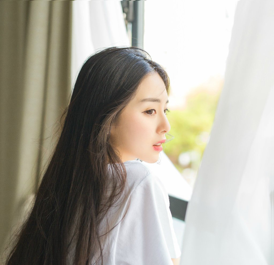 法正扭头，得意的看了庞统一眼，以张任的性格，此时只要接了将印，那便是死心塌地的追随吕布了，不但为吕布添了一员大将，这蜀中军心随着张任的加入，也会迅速稳定下来。